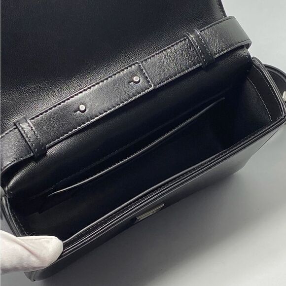 Givenchy Medium 4G Quilted Crossbody Bag in Lambskin Leather - Picture 6 of 16